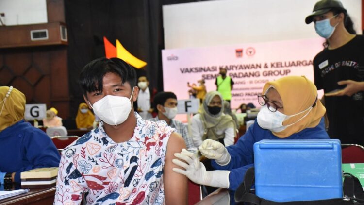Salah seorang peserta vaksin dari anak karyawan PT Semen Padang pada vaksinasi gelombang 3 di GSG, Senin.