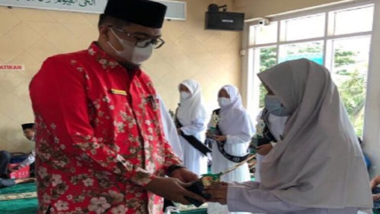 Kepala MTs Lubuk Kilangan Zulmaidi mewisuda dan memasang selempang 15 Siswa/wi penghafal 1 juz Alquran pada 19 Juni 2021. Pada tahun ini, lulusan MTs Luki 93 persen diterima di sekolah negeri.