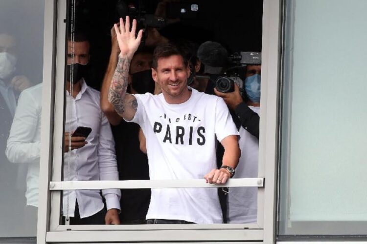 Tiba di Paris, Messi Dikawal Ketat Polisi Bermotor Layaknya Presiden 1 Lionel Messi tiba di Paris untuk menuntaskan kepindahannya ke Paris Saint Germain (AP/Adrienne Surprenant)