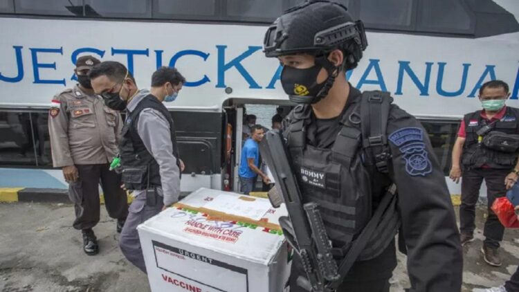 Pemerintah Kirim 13 Juta Dosis Lebih Vaksin ke Sejumlah Daerah 1 Petugas melakukan penjagaan saat kedatangan vaksin Moderna tiba di Kota Tahuna, Kabupaten Kepulauan Sangihe, Sulawesi Utara, Senin (23/8/2021). ANTARA FOTO/Stenly/YU/aww. (ANTARA/YUSRAN UCCANG)