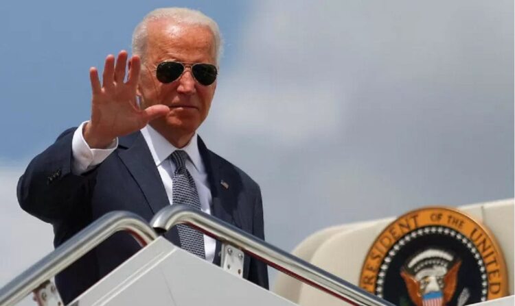 Ucapkan Selamat HUT Kemerdekaan RI, Joe Biden Tegaskan Kemitraan AS-Indonesia Semakin Penting 1 Arsip - Presiden AS Joe Biden melambai ke media saat menaiki Air Force One di Pangkalan Bersama Andrews di Maryland, Amerika Serikat, Jumat (9/7/2021). REUTERS/Tom Brenner/AWW/djo (REUTERS/TOM BRENNER)