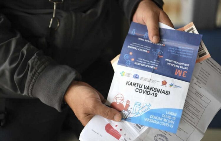 Berisiko Kebocoran Data Pribadi, Pemerintah Blokir 2.453 Jasa Pencetakan Kartu Vaksin 1 Ilustrasi Kartu Vaksinasi Covid-19 (Foto: Antara)