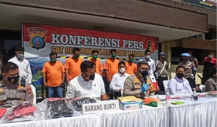 Kesal Dimintai Jatah Uang Bulanan, Pengusaha Dalangi Penyiraman Air Keras ke Wajah Wartawan 1 Ekspose kasus di Mapolrestabes Medan, Senin, terkait penangkapan lima tersangka kasus penyiraman diduga air keras terhadap seorang wartawan media daring bernama Persada Bhayangkara Sembiring. ANTARA/Nur Aprilliana Br. Sitorus