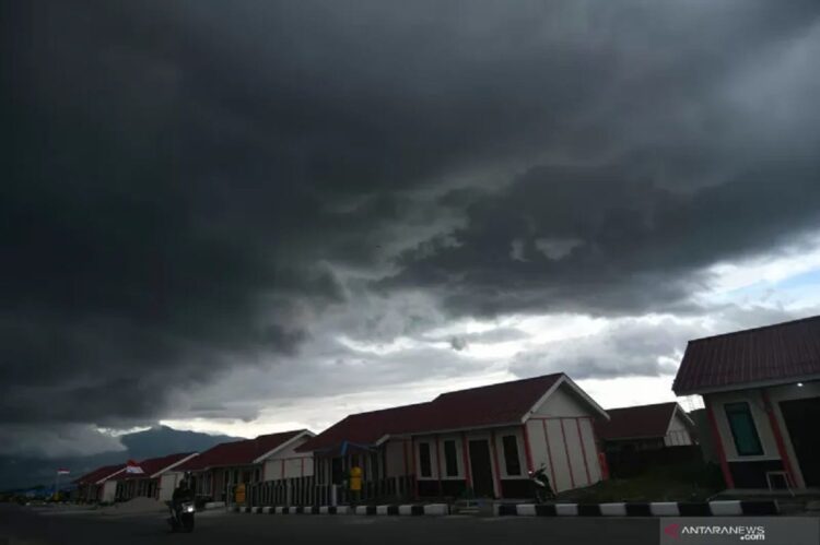 Awan tebal menyelimuti langit di kawasan hunian tetap penyintas bencana gempa dan tsunami di Palu, Sulawesi Tengah, Kamis (12/8/2021). ANTARA FOTO/Mohamad Hamzah/wsj.