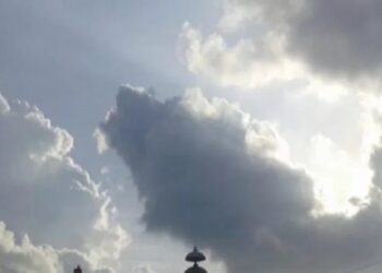 Awan menutupi sebagian langit yang menaungi Kota Bandarlampung. (ANTARA/Hisar Sitanggang)