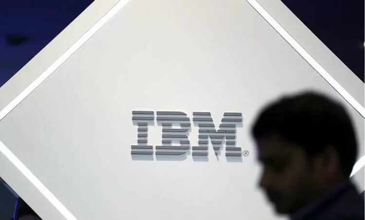 Dokumentasi - Seorang pria berdiri di dekat logo IBM di Mobile World Congress di Barcelona, ​​Spanyol, Senin (25/2/2019). ANTARA/REUTERS/Sergio Perez/am.