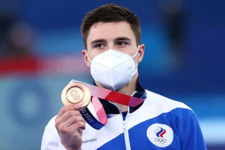 Pesenam Rusia Nikita Nagornyy bersama medali perunggu nomor palang sejajar putra dalam senam Olimpiade Tokyo 2020 di  Ariake Gymnastics Centre, Tokyo, Jepang, 3 Agustus 2021.  (REUTERS/LINDSEY WASSON)