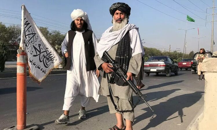 Pejuang Taliban berdiri di luar Kementerian Dalam Negeri di Kabul, Afghanistan, (16/8/2021). ANTARA/REUTERS/Stringer/pri. (REUTERS/STRINGER)