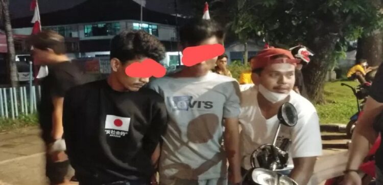 Bawa Ganja, Dua Remaja Diamankan Polresta Padang saat Razia Balap Liar 1 Petugas membekuk dua remaja yang kedapatan membawa barang diduga kuat narkotika jenis ganja di Jalan Khatib Sulaiman, Kota Padang, Minggu pagi. (ANTARA/Fathul Abdi)