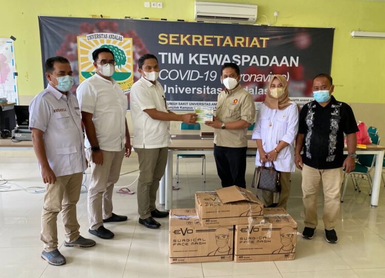 Andre Rosiade dan Gerindra Bantu Masker untuk RS M Djamil dan RS Unand 1 Sekretaris DPD Partai Gerindra Sumbar Evi Yandri menyerahkan bantuan masker dari Andre Rosiade untuk RSUP M Djamil dan RS Unand Padang.