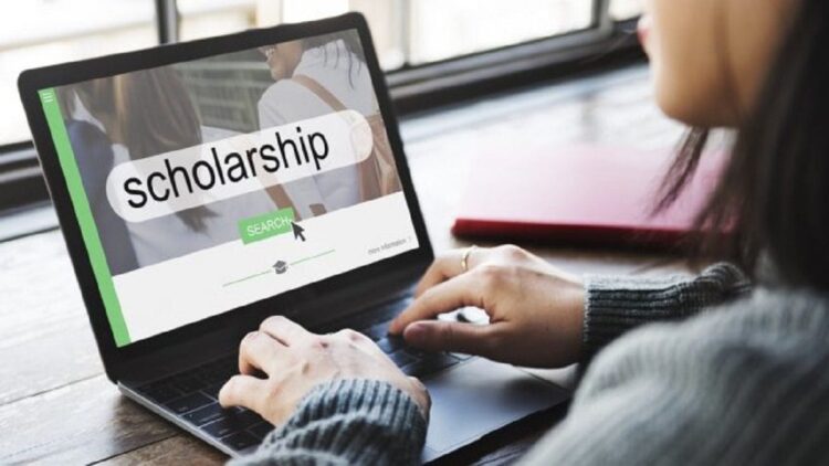 Baznas Pesisir Selatan Cairkan Beasiswa S-1 untuk Mahasiswa Luar Kabupaten, Tertunda Sejak 2024 1 Ilustrasi beasiswa. (Shutterstock)