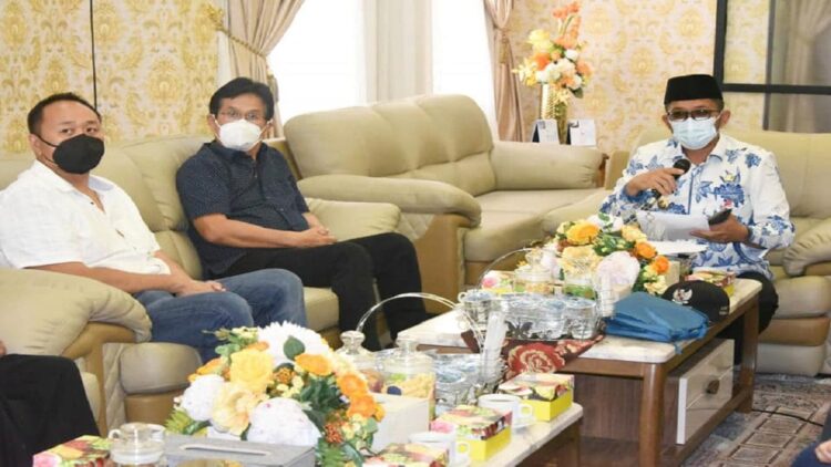 Wali Kota Padang Hendri Septa menerima kunjungan jajaran PT Dulux di rumah dinas. (Humas Kota Padang)