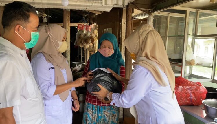 Andre Rosiade Bantu Pengobatan Buruh yang Jatuh dari Pohon 1 Pengurus Gerindra Sumbar menyerahkan bantuan dari anggota DPR RI Andre Rosiade kepada keluarga Irwanto di Lubukkilangan, Padang.