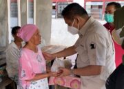 Andre Rosiade Bagikan Nasi Bungkus untuk Korban Banjir Padang