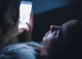 Saatnya Kamu Hentikan, Ini Dia Bahaya Main Ponsel Sebelum Tidur