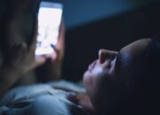 Saatnya Kamu Hentikan, Ini Dia Bahaya Main Ponsel Sebelum Tidur