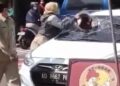 Labrak Suami Bersama Pelakor, Aksi Istri Ini Pecahkan Kaca Mobil Viral