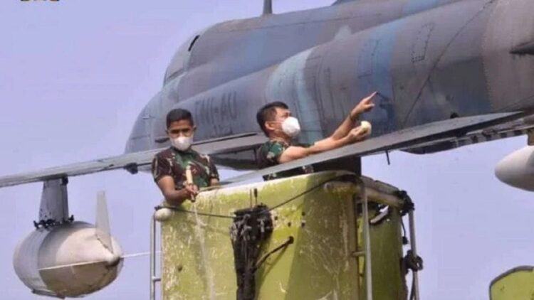 Marsda TNI Novyan Samyoga (kanan) mencuci pesawat tempur. (Photo:
tniau.mil.id)
