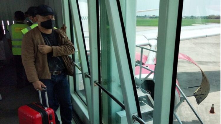 Masalah di Mesin, Batik Air Mendarat Darurat di Kualanamu Medan 1 Penumpang pesawat udara Batik Air dari Aceh turun di terminal Bandara Internasional Kualanamu, Deli Serdang, Sumatera Utara, setelah pesawat udara yang mengangkut penumpang tujuan Jakarta teesebut mengalami gangguan teknis di bagian mesin, Ahad (29/8/2021). (ANTARA/Teuku Dedi Iskandar)