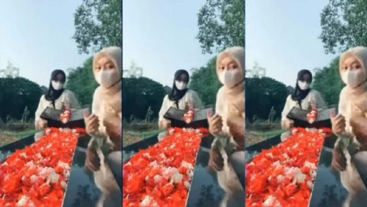 TikTok di makam orang tuanya. (Instagram/indoviral8)