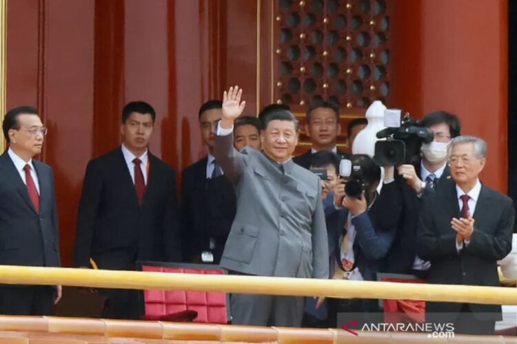 Presiden China Xi Jinping melambaikan tangan di Beijing, China, 1 Juli 2021. China akan menyumbang dua miliar dosis vaksin dan 100 juta dolar untuk membantu negara-negara berkembang. (dok. ANTARA/Reuters)