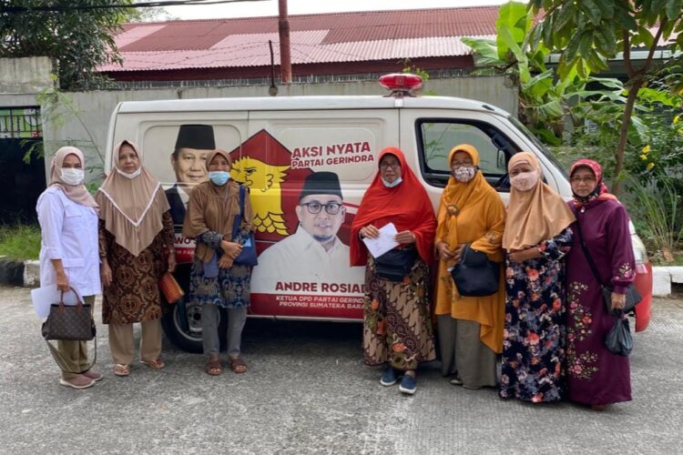 Foto bersama usai menyerahkan bantuan peralatan kegiatan shelter dari Andre Rosiade kepada Hj Lis Hasan dan kawan-kawan yang mewakili sejumlah organisasi yang berbasis di shelter.