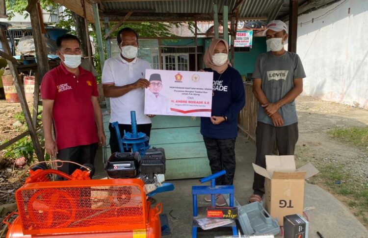 Ujang, Pria Viral yang Terlantar di Trotoar Jakarta Dimodali Andre Rosiade Buka Bengkel di Padang 1 Pengurus DPD Gerindra Sumbar Nurhaida dan Zulkifli menyerahkan peralatan bengkel dari Andre Rosiade untuk Ujang dan Erwin di KM 10 Bypass, Kurnaji, Padang, Sabtu (7/8).