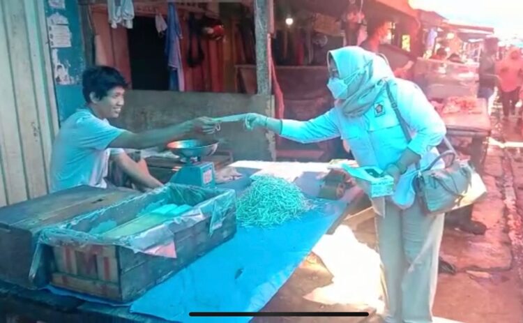 Pengurus Daerah (PD) Perempuan Indonesia Raya (PIRA) Sumbar melakukan bakti sosial (baksos) bagi-bagi masker di sejumlah titik pasar tradisional di Kota Padang, Senin (23/8).