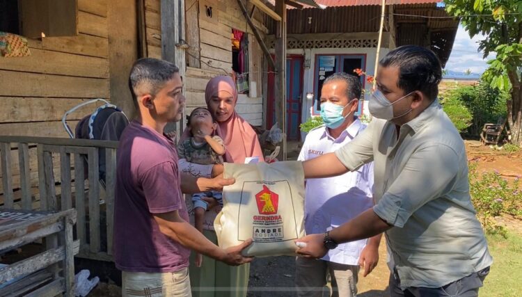 Pengurus DPD Gerindra Sumbar menyerahkan bantuan sembako dan uang tunai dari Anggota DPR RI Andre Rosiade untuk keluarga Adrian, balita gizi buruk di Kuranji.