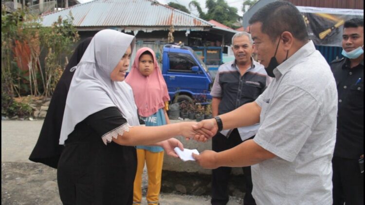 BANTUAN ANDRE-Ketua Fraksi Gerindra DPRD Solok Hafni Hafis menyerahkan bantuan dari Andre Rosiade untuk korban kebakaran di Salimpek, Kabupaten Solok.