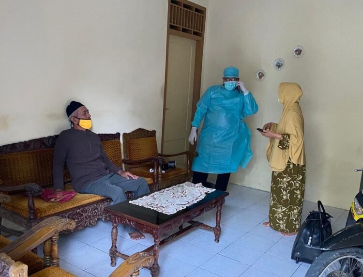 Pasutri lansia yang diduga terpapar Covid-19 mulai diperiksa dokter dari Puskesmas Lubukbuaya.