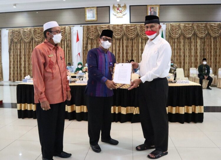 Bank Nagari Ditunjuk Kemenag RI jadi Lembaga Penerima Wakaf Uang 1 Dirut Bank Nagari Muhammad Irsyad menerima SK sebagai LKS-PWU dari Gubernur Sumbar Mahyeldi disaksikan oleh perwakilan Kanwil Kemenag Sumbar Yufrizal di Auditorium Gubernuran, Kamis (11/8).