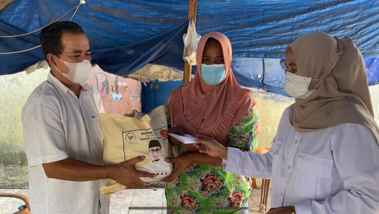 Pengurus Gerindra Sumbar menyerahkan bantuan dari anggota DPR RI Andre Rosiade kepada keluarga Monalisa di pintu air Muara Purus.