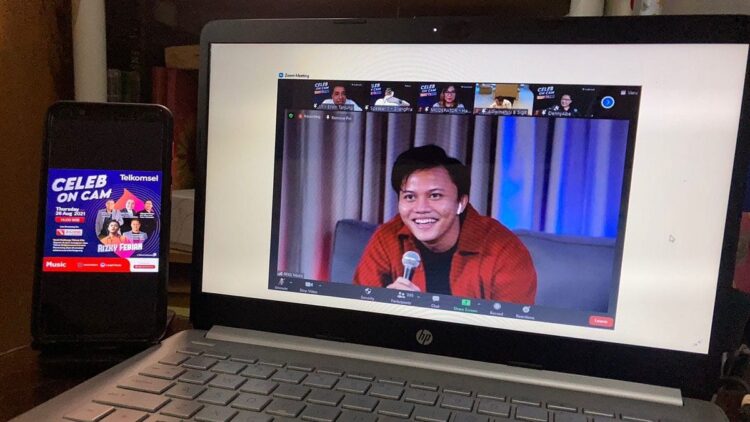 Rizky Febian Hibur Jurnalis dan Komunitas Sumatera di Celeb on Cam Telkomsel 1 Celeb on cam bersama Rizky Febian.