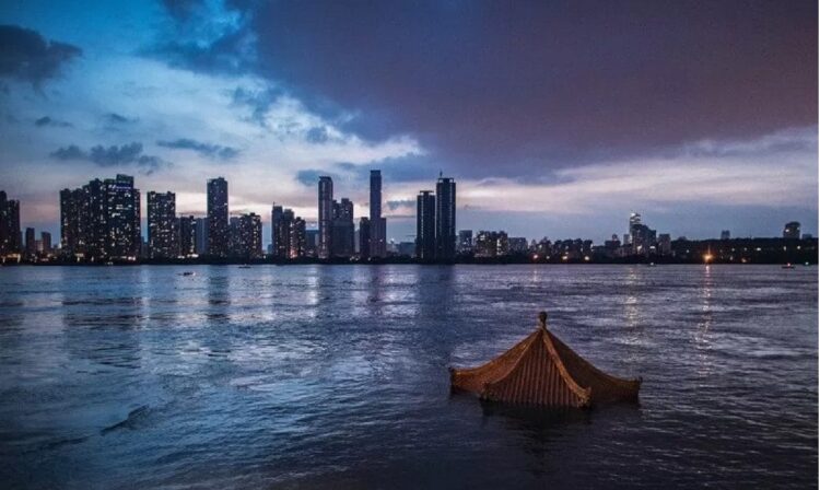 Foto dokumentasi . Sebuah paviliun terendam akibat meningkatnya ketinggian air di Sungai Yangtze di Wuhan, Provinsi Hubei, China tengah, Senin (13/7/2020). ANTARA FOTO/Xinhua/Xiao Yijiu/pras.