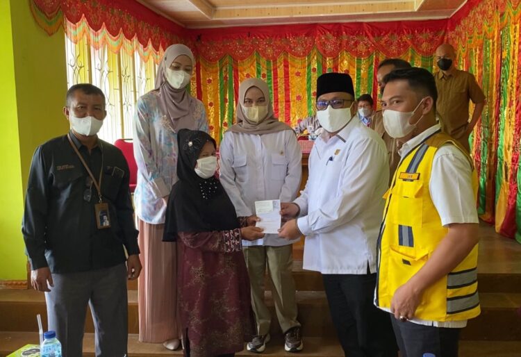 Puluhan Rumah Direhab di Tanahdatar, “Terima Kasih Andre Rosiade” 1 Penyerahan buku tabungan bedah rumah dari aspirasi Andre Rosiade kepada warga penerima manfaat di Nagari Batipuh Baruah, Kecamatan Batipuh, Tanahdatar.