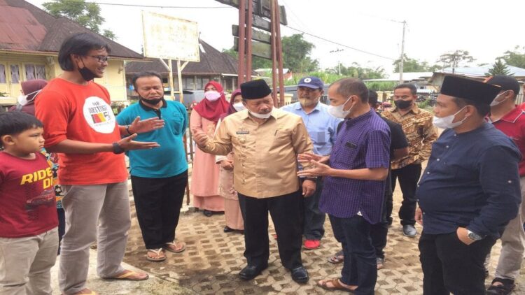 Bupati Agam Andri Warman berdialog dengan warga. (AMC)