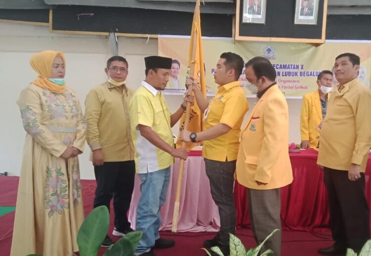 Terima Patakan-Ketua PK Golkar Lubeg Dede Darman menerima pataka kepengurusan dari Ketau DPD Golkar Padang M Iqra Chissa.