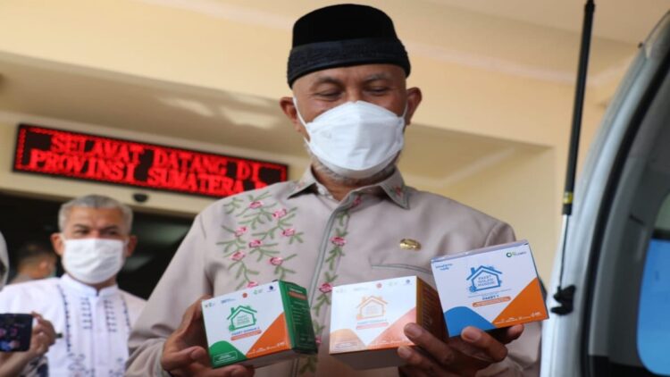 Gubernur Mahyeldi terima bantuan Presiden Jokowi.