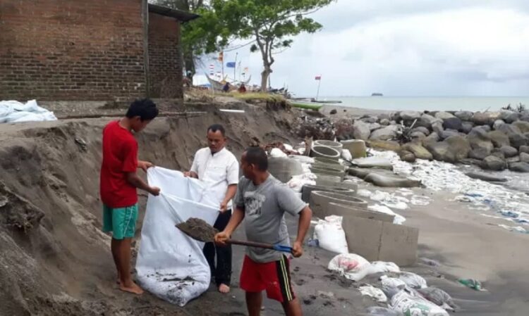 Warga Korong Pasir Baru, Nagari Pilubang, Kecamatan Sungai Limau, Kabupaten Padang Pariaman, Sumbar memasukkan pasir ke dalam karung berbahan geotekstil guna mengantisipasi abrasi pantai di daerah itu. (Antara/Aadiaat M. S.)