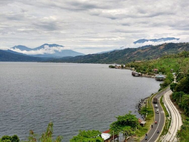 ASN Pemkab Solok Laksanakan Upacara Kemerdekaan RI ke-78 Secara Terapung di Danau Singkarak 1 Danau Singkarak (Foto: jejakpiknik.com)