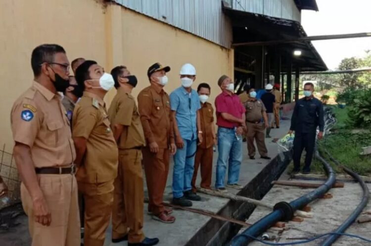 Pipa Limbah Bocor dan Cemari Sungai, Bupati Pasaman Barat Ancam Tutup PT BSS 1 Bupati Pasaman Barat Hamsuardi bersama jajaran saat meninjau pipa bocor di perusahaan kelapa sawit PT BSS Simpang Tiga Alin yang menyebabkan ikan mati di sungai itu. Bupati mengancam akan menutup perusahaan jika tidak memperbaiki pipa bocor itu. (Antara/Altas Maulana)
