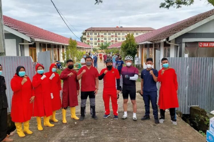 Kapolda Sumbar Irjen Pol Toni Harmanto bersama Danrem 032 Wirabraja Brigjen TNI Arief Gajah Mada menyerahkan bantuan sembari bersepeda (ANTARA /HO Polda Sumbar)