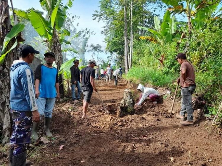 Gunakan Dana Desa, Pemnag Koto Panjang Buka Jalan Usaha Tani di Jorong Sungai Jariang 1 Ilustrasi pembukaan jalan usaha tani yang dilakukan warga Jorong Sungai Jariang. (Foto AMC)