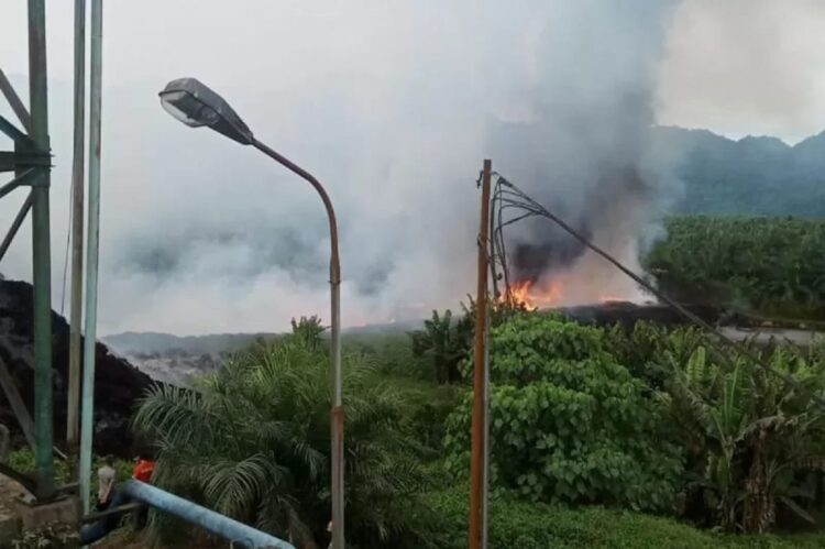 Kebakaran tandan buah kosong beberapa waktu lalu terjadi di pabrik kelapa sawit PT AWL. Diketahui sejak 2018 hingga Juni 2021 Pajak Penerangan Jalan (PPJ) non PLN sebesar Rp113 juta belum disetorkan ke kas daerah. (Antara/Altas Maulana)