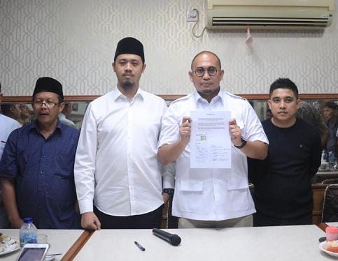 Perwako 40-41/2018 yang Rugikan Pedagang Bukittinggi Dicabut, Wako Erman Safar Sebut Peran Andre Rosiade 1 Andre Rosiade dan Erman Safar saat pengucapan janji pencabutan Perwako 40-41/2018 jelang Pilwako Bukittinggi 2020.