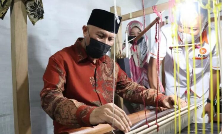 Gubernur Sumbar menjajal ATBM tenun Pandai Sikek. (ANTARA/Dokumentasi Apim Sumbar)