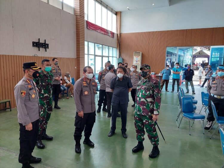 Kepala Polda Sumatera Barat Irjen Pol Toni Harmanto bersama Komandan Korem 032/Wirabraja Brigjen TNI Arief Gajah Mada meninjau vaksinasi HTT di Padang, Senin, 9 Agustus 2021. (IST)