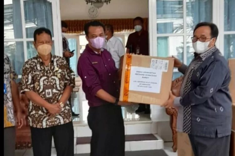 Pemerintah Bantu Ventilator dan Oksigen Konsentrator untuk RSUD Lubuk Sikaping 1 Bupati Pasaman Benny Utama (kiri) menyerahkan bantuan alat kesehatan COVID-19 ke Direktur RSUD Lubuk Sikaping Yong Marzuhaili (kanan) di Lubuk Sikaping, Kamis (12/08). (Antara/HO-Direktur RSUD Lubuk Sikaping Yong Marzuhaili)