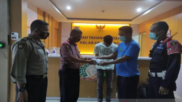 Pelaku (berbaju putih) usai diamankan oleh petugas Rutan Padang, kemudian diserahkan ke Polisi pada Selasa (24/8) pagi. (ANTARA/HO-Rutan Padang)